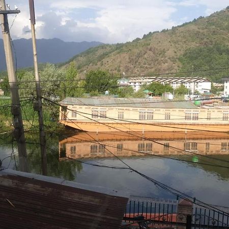 Lake Boulevard Guest House Srinagar  Ngoại thất bức ảnh